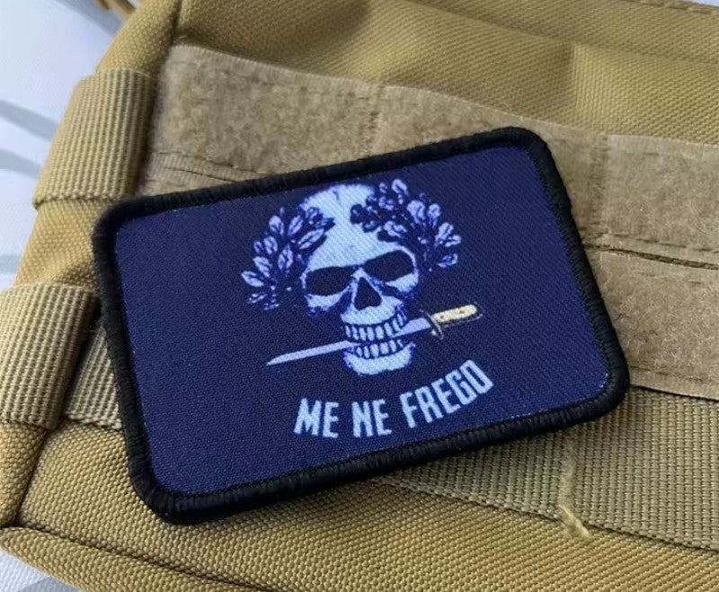 Patch Tattica "Me Ne Frego" – Toppa in Velcro con Teschio e Pugnale