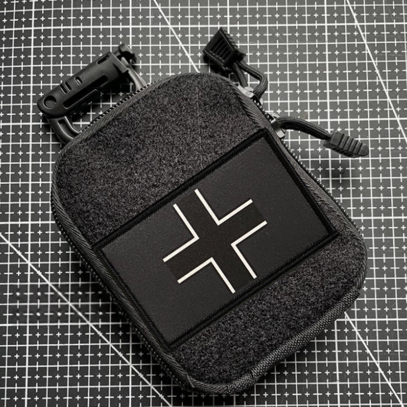Patch Tattica "Iron Cross" – Profilo Minimalista Nero/Grigio