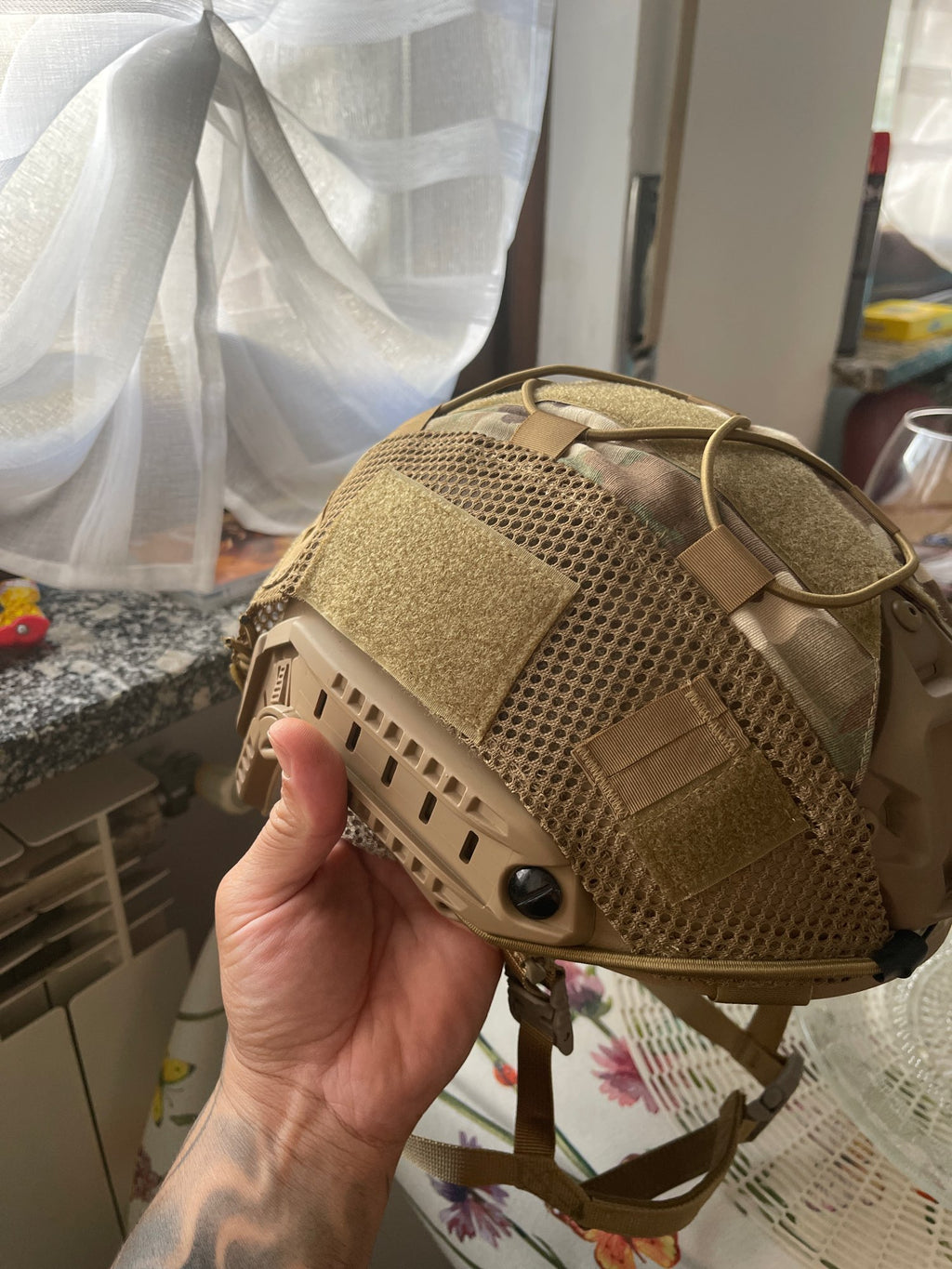 Casco Tattico "Fast" con Copertura e Sistema di Regolazione Avanzato
Descrizione: